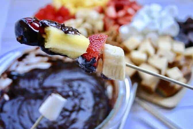 If you love The Melting Pot's chocolate fondue then you must try this easy homemade chocolate fondue recipe! This easy dessert recipe is perfect for a Valentine's Day treat for your husband or a stay at home date idea!