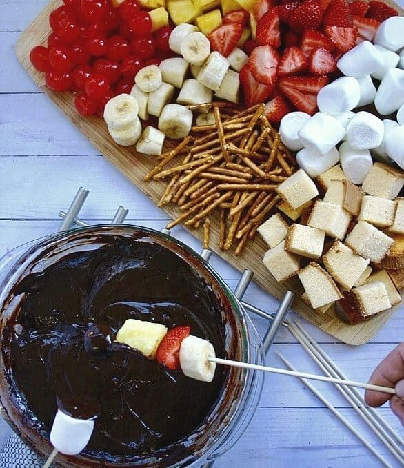 If you love The Melting Pot's chocolate fondue then you must try this easy homemade chocolate fondue recipe!  This easy dessert recipe is perfect for a Valentine's Day treat for your husband or a stay at home date idea!