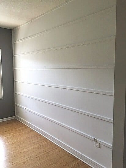 Want an easy farmhouse style DIY wall treatment? Try this DIY reverse shiplap wall treatment to add texture and interest to plain walls!