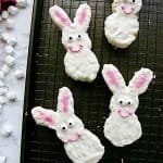Make these easy bunny Rice Krispies treats for Easter! Find out how to make these fun Easter treats for kids without a cookie cutter! Perfect Easter treats for class parties, Easter desserts for kids, and more!