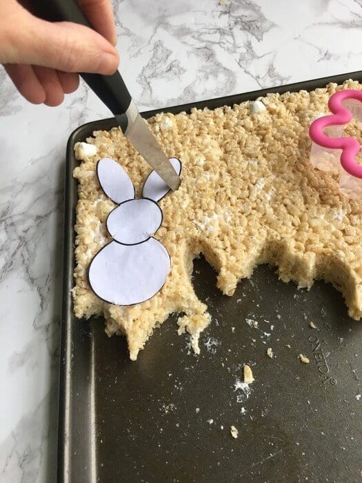 Make these easy bunny Rice Krispies treats for Easter!  Find out how to make these fun Easter treats for kids without a cookie cutter!  Perfect Easter treats for class parties, Easter desserts for kids, and mrore!