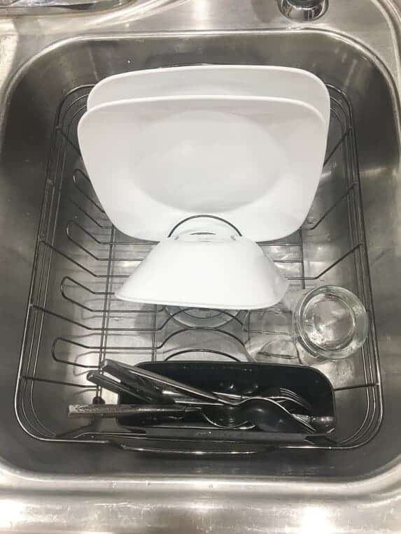 https://thesavvysparrow.com/wp-content/uploads/2019/07/Tips-to-declutter-kitchen-counters-2.jpg