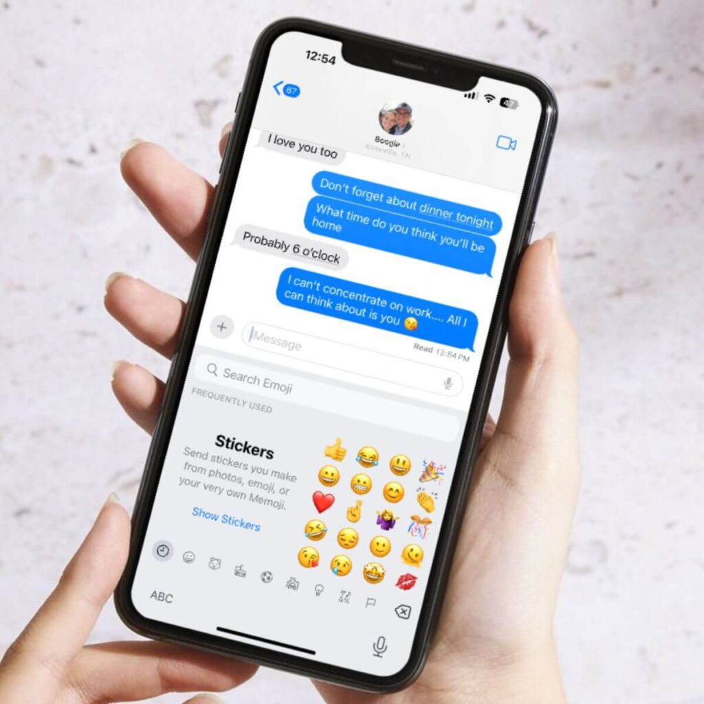 woman sending her husband flirty text messages