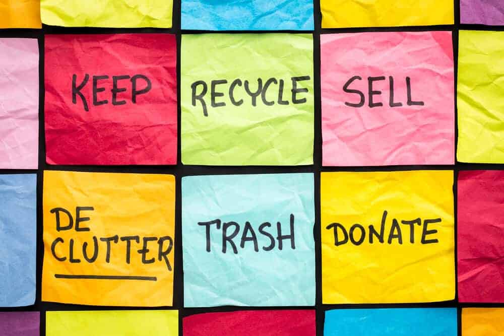 sticky notes that say keep recycle sell declutter trash donate