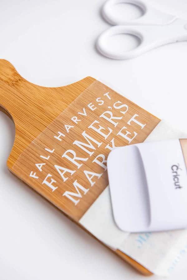 https://thesavvysparrow.com/wp-content/uploads/2020/08/Mini-fall-cutting-board-cricut-craft.jpg