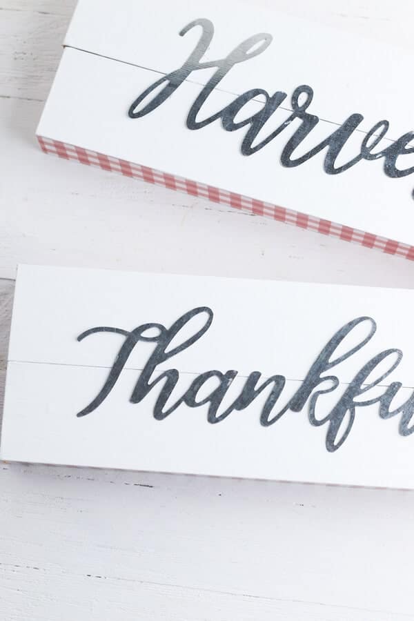 finished DIY fall signs that say "Thankful" and "harvest"