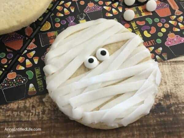 sugar cookies decorated like mummies