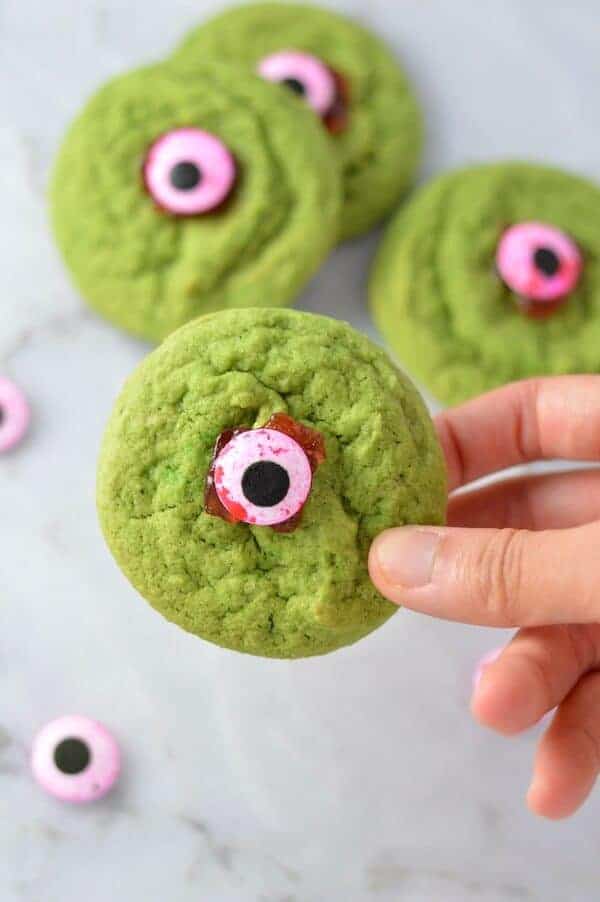 green eyeball halloween cookies