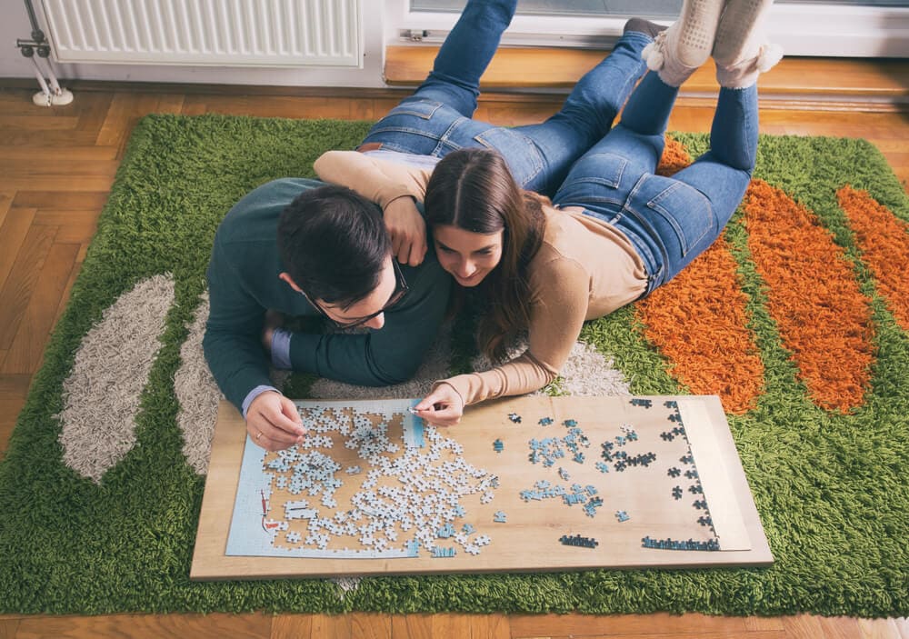 couple putting a puzzle together