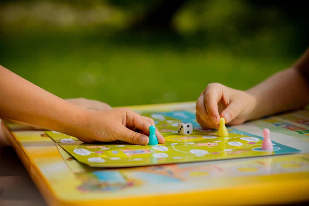 2 kids playing a board game