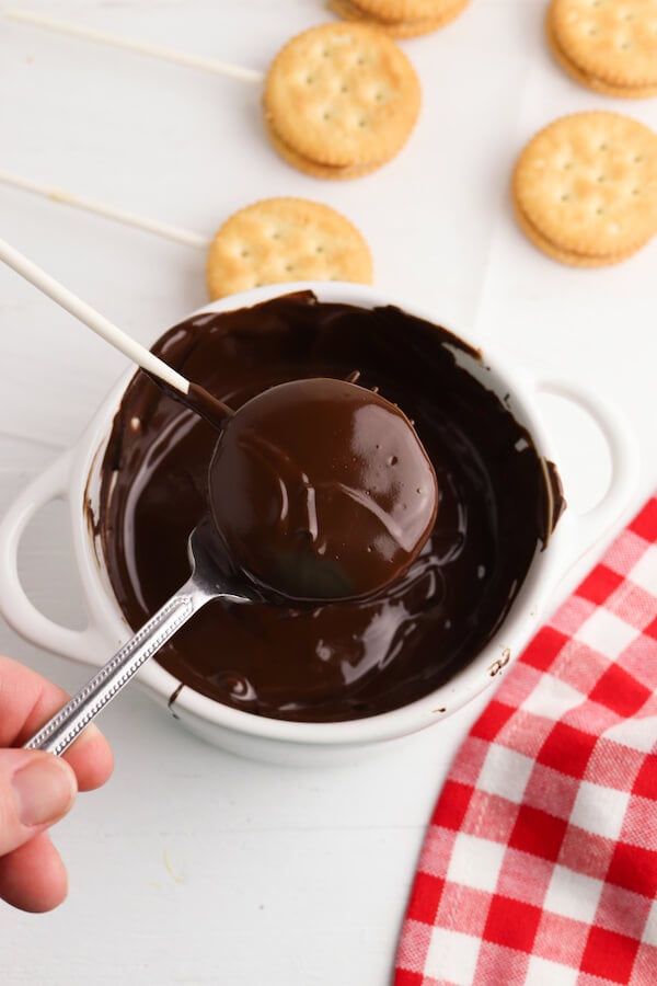 chocolate dipped ritz crackers