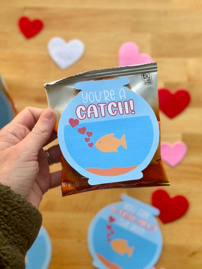 goldfish valentines that says "you're a catch"
