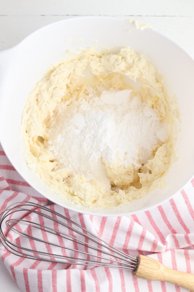 making homemade cream cheese icing