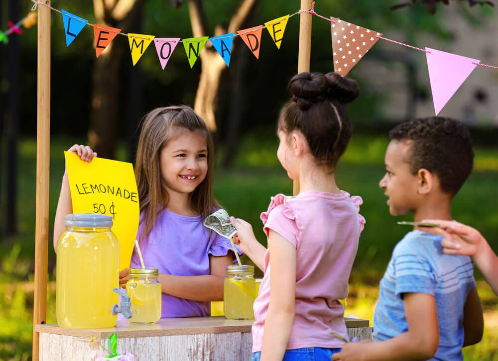 kids having a lemonade stand