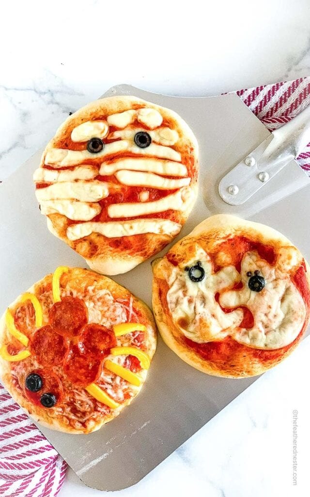 mini Halloween pizzas