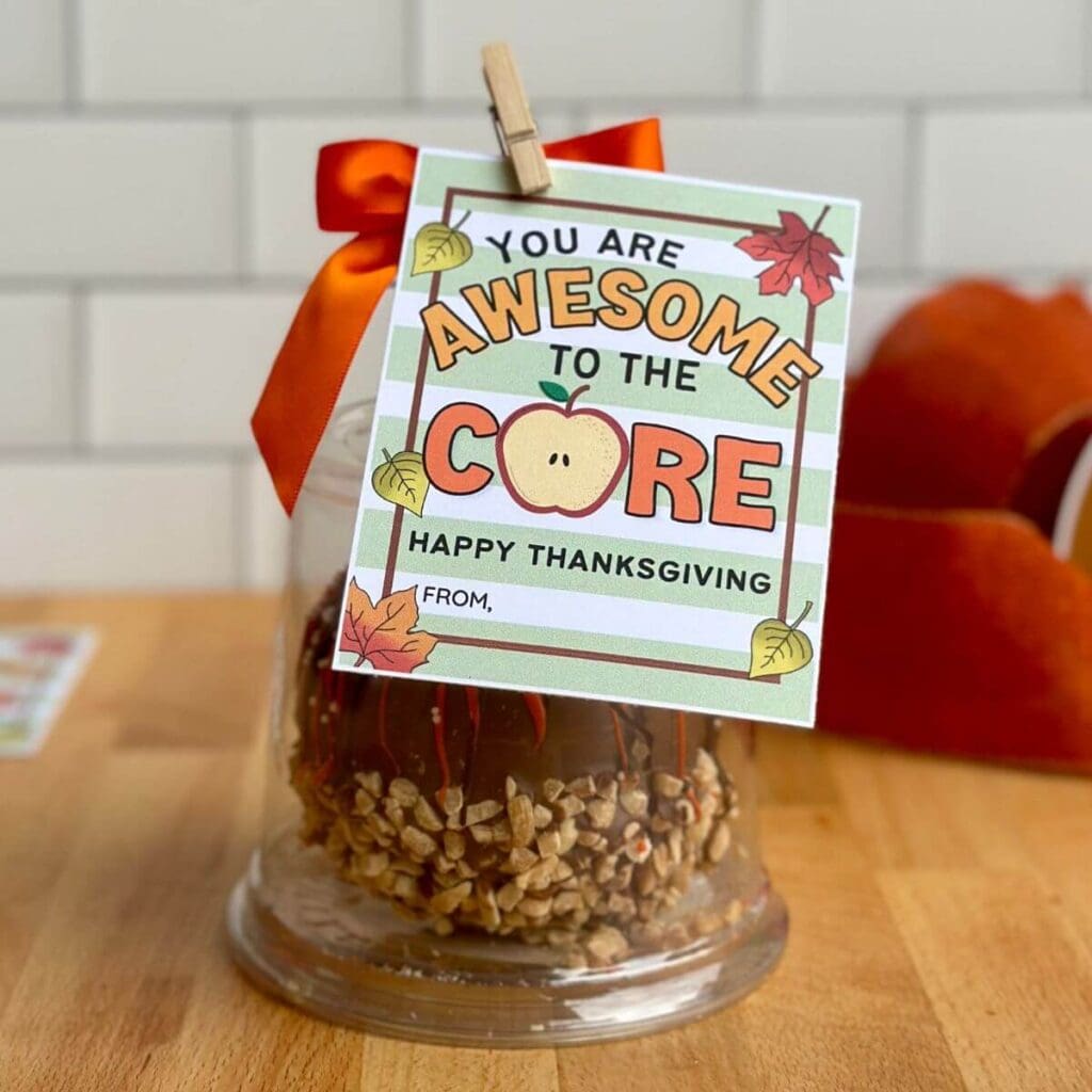 caramel apple gift with printable gift tag that says Happy Thanksgiving