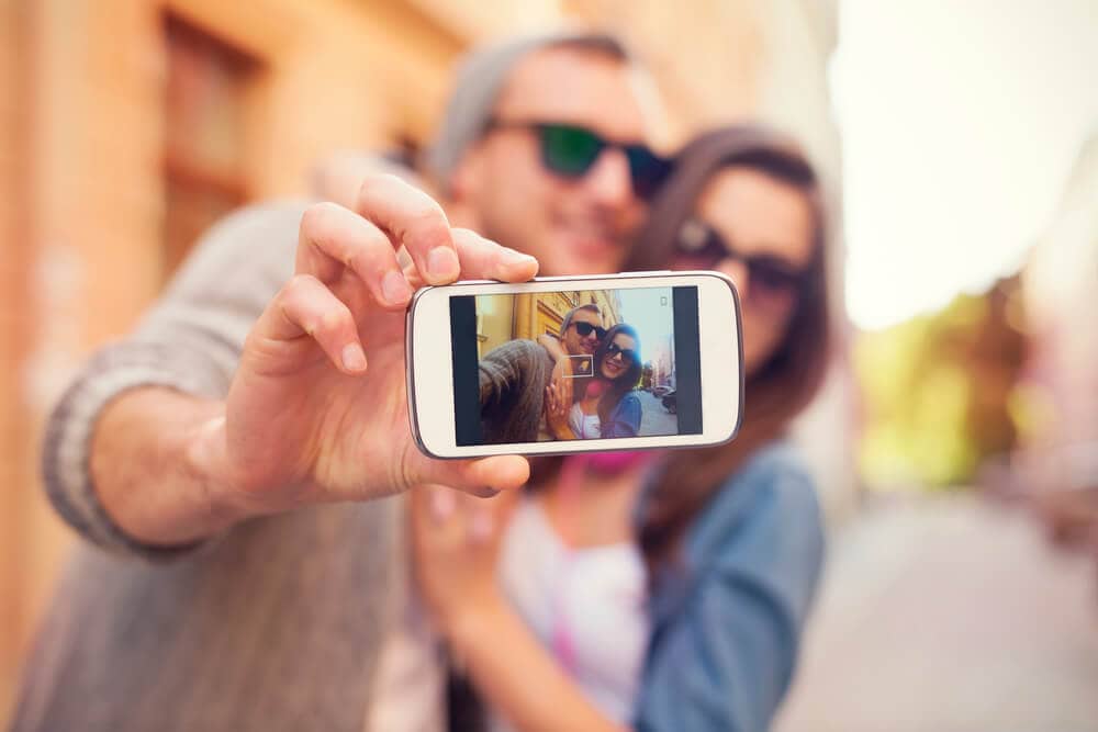 couple taking a selfie in a scavenger hunt