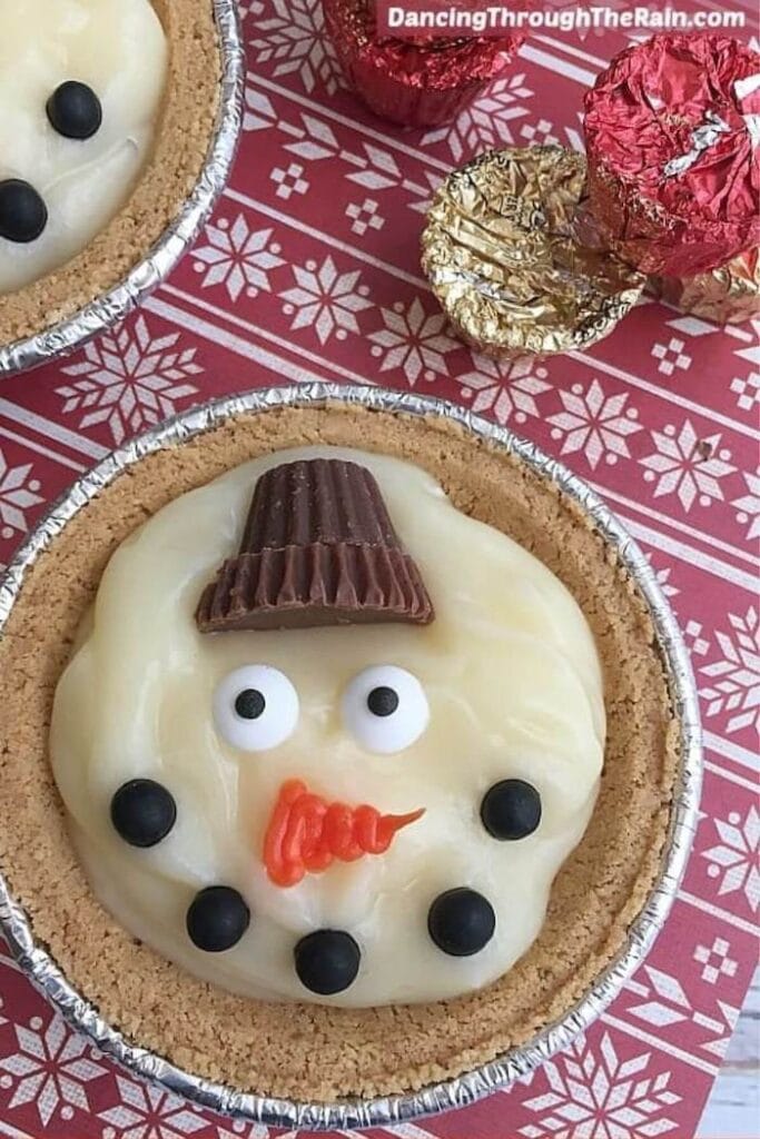 mini pudding pie that looks like a snowman face