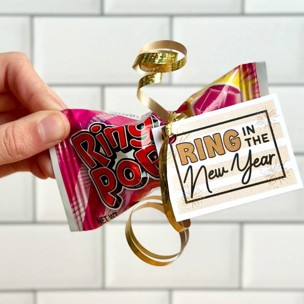 Ring Pop new year's eve party favors with printable gift tag