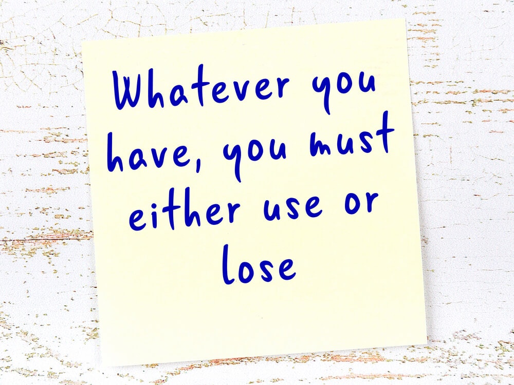 quote about decluttering written on a post it note