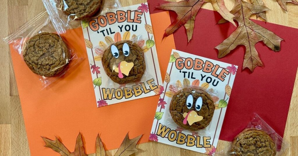 oatmeal cream pie Thanksgiving party favors that say "gobble til you wobble"